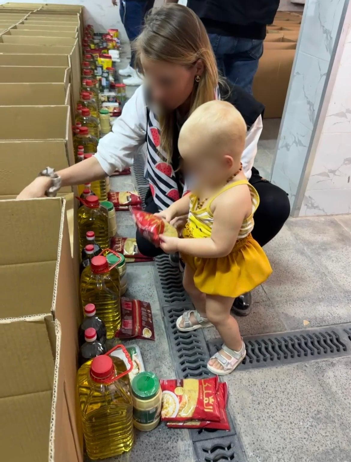 Preparing food assistance in Cairo